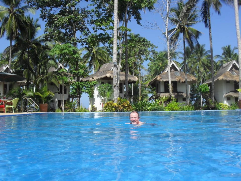 Pool mit Bungalows im Hintergrund Daluyon Beach & Mountain Resort