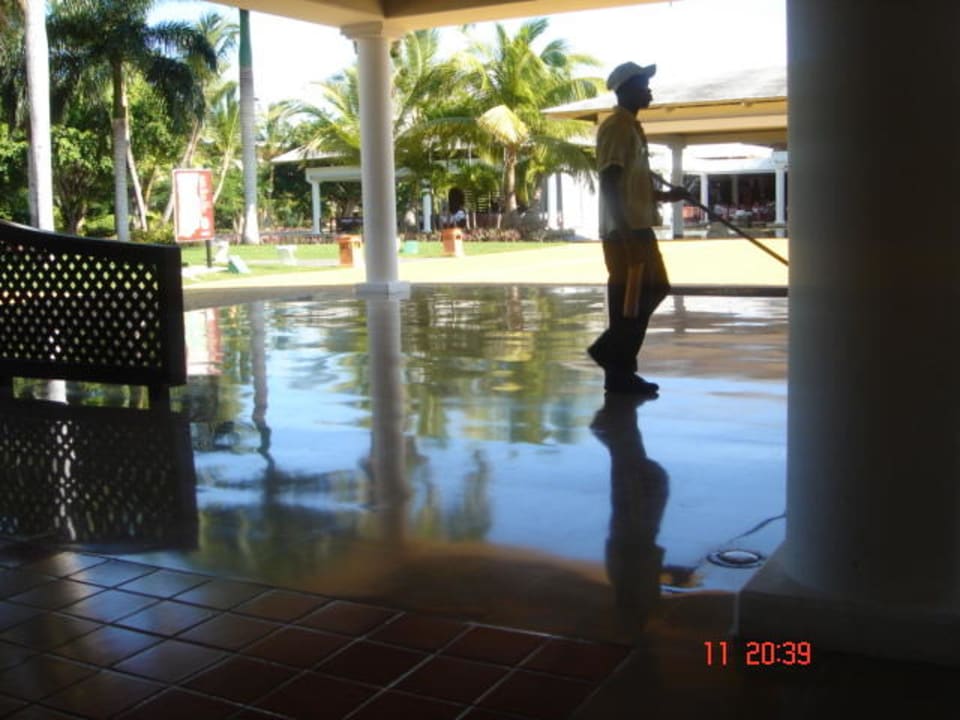 Putzmann läuft übers Meer Catalonia Royal Bavaro - Adults only