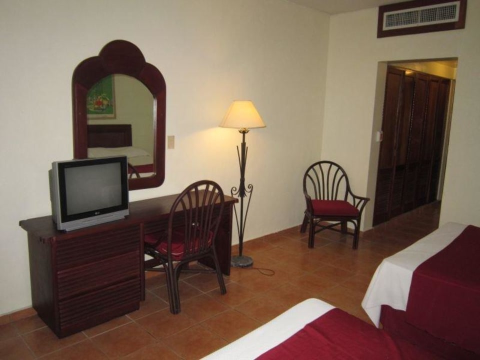 TV, Tisch und Stühle BelleVue Dominican Bay