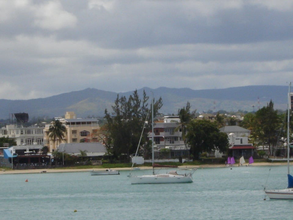 Blick vom Balkon über die Bucht Mauricia Beachcomber Resort & Spa