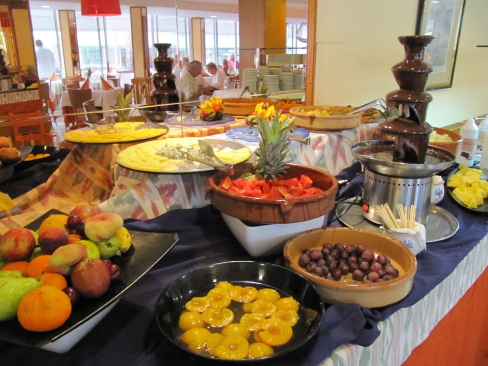 Ein Teil des Nachtischbuffets: Obst Hotel Clumba