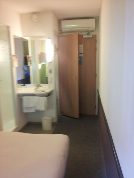 Zimmer mit Waschbecken ibis budget Amsterdam Airport