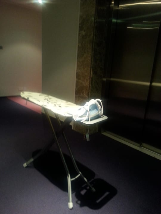 Kurz mal das Bügelbrett am Gang Ramada Hotel and Suites by Wyndham Dubai JBR