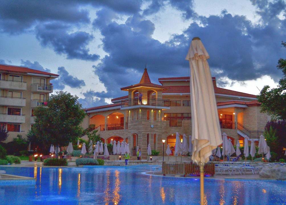 Blick auf Poolanlage und Hotel HVD Clubhotel Miramar