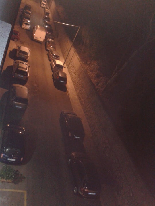 Parking przed hotelem Hotel For You