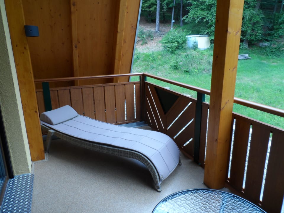 Großer Balkon mit Sonnenliege und Blick ins Grüne Wald-Hotel Heppe