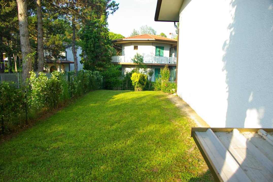 Garten links Villa Erica