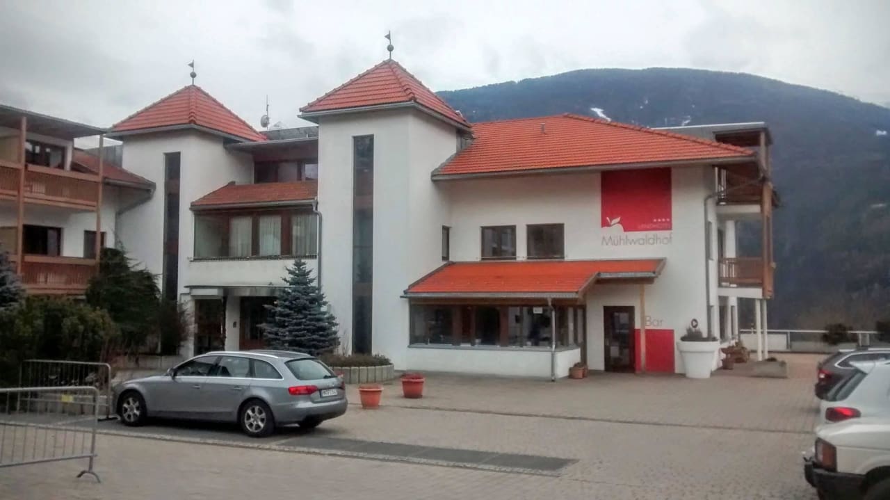 Hoteleingang mit Parkplatz Das Mühlwald - Quality Time Family Resort