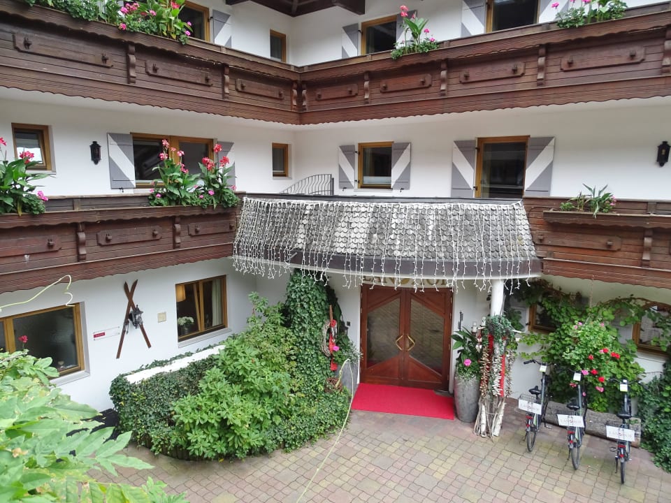 Entree van het appartementencomplex Landhof Ellmau