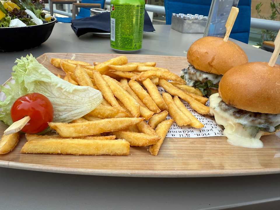 Gastro Rose Rayhaan by Rotana