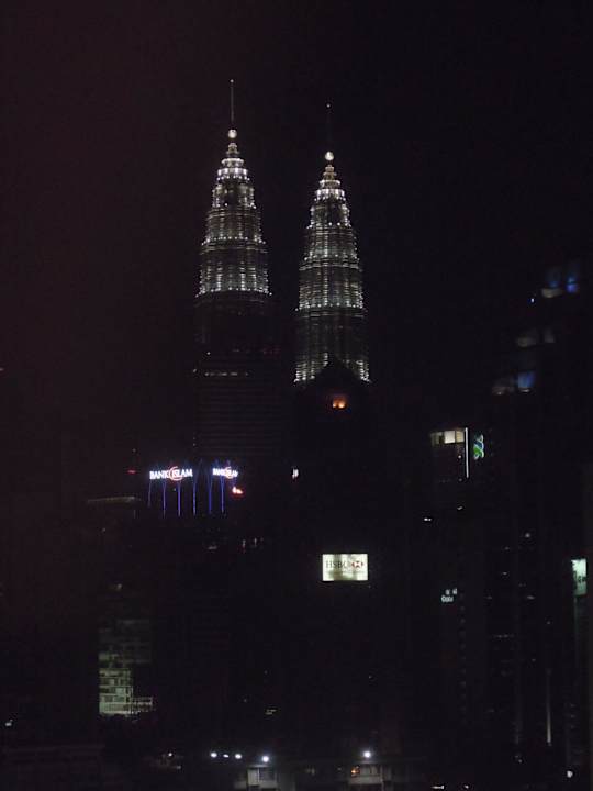 Ausblick bei Nacht Hotel Melia Kuala Lumpur