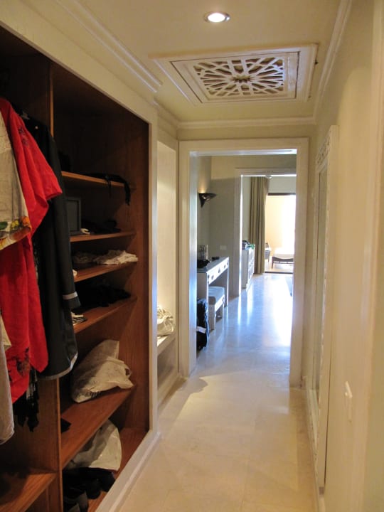Blick durch die Juniorsuite ohne Schranktüren Makadi Spa - Adults only