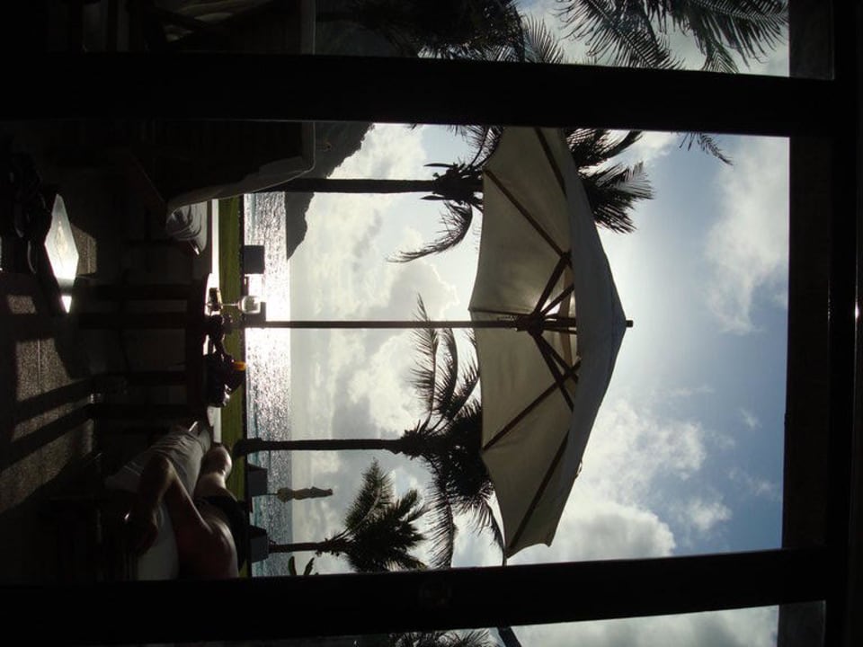 Blick aus dem Bett aufs Meer Hotel The Racha