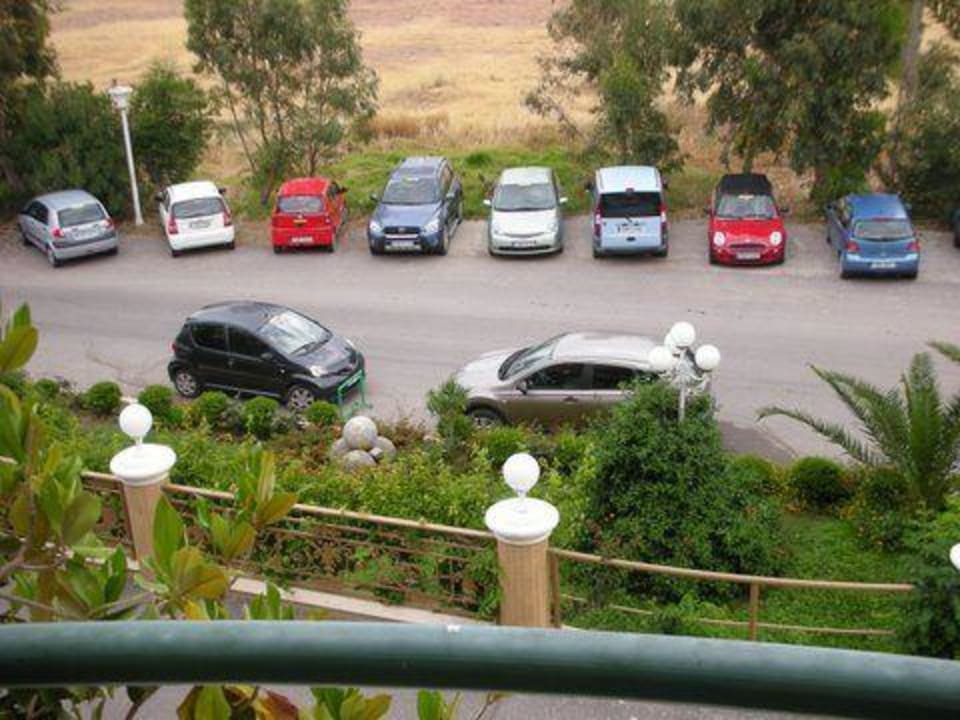 Suiten-Blick zum Parkplatz Atrium Palace Thalasso Spa Resort & Villas