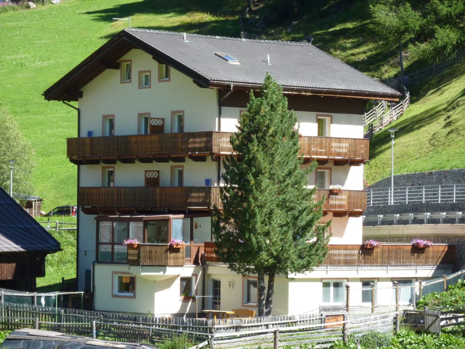 Blick vom Tal zum Huaus Villa Reinstadler