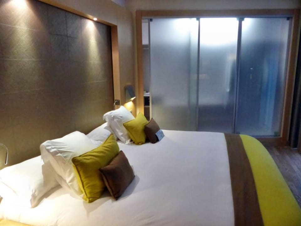 Schlafzimmer mit Blick auf den Kleiderschrank Hotel Vincci Selección Posada del Patio