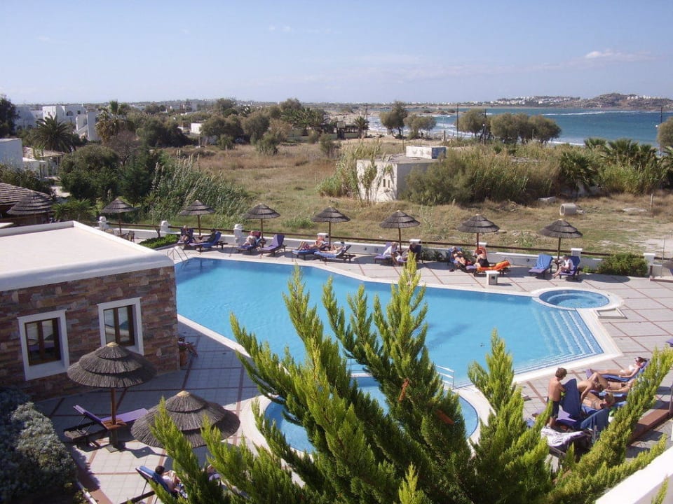 Blick über Pool bis zum Strand Naxos Resort Beach Hotel