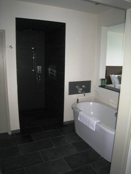 Bad und Dusche Zimmer Nr. 5 The Lewinnick Lodge