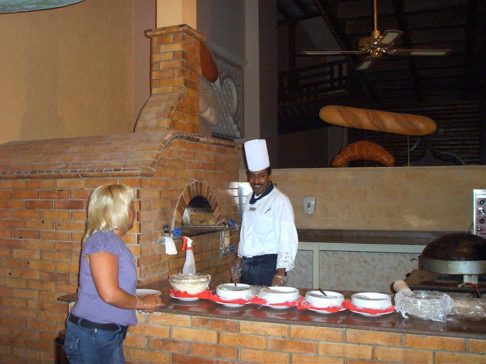 Frisches Brot und Pizza vor den Restaurants Pickalbatros Palace Resort