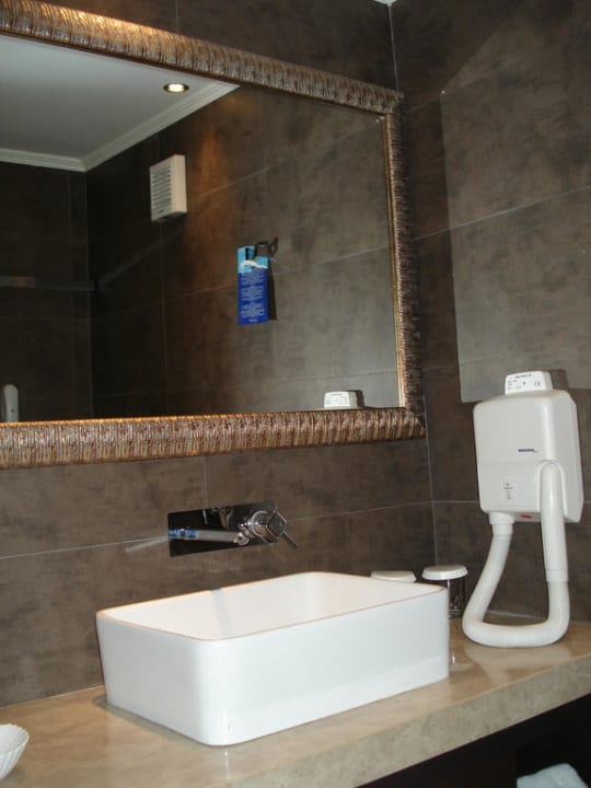 Badezimmer mit sehr schwachen Fön  Hotel Theartemis Palace