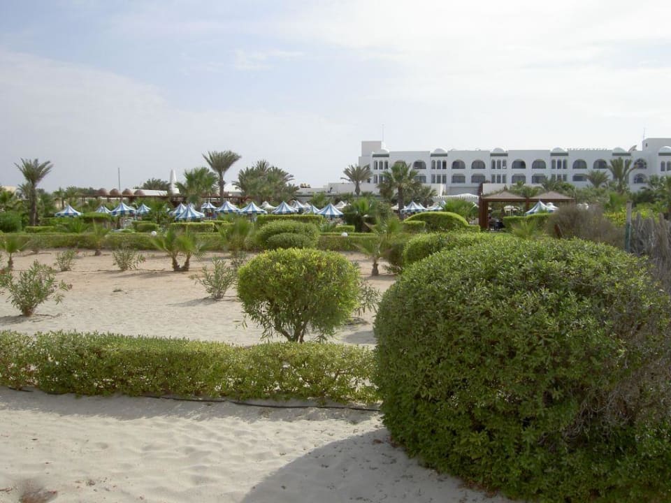 Blick vom Strand zum Hotel Iberostar Selection Eolia Djerba