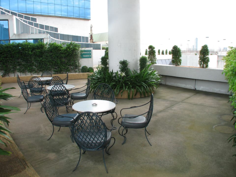 Sitzmöglichkeiten am Pool Hotel The Montien Riverside