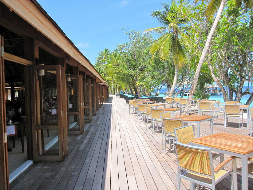 Sitzmöglichkeiten vor dem Restraurant Vilamendhoo Island Resort & Spa