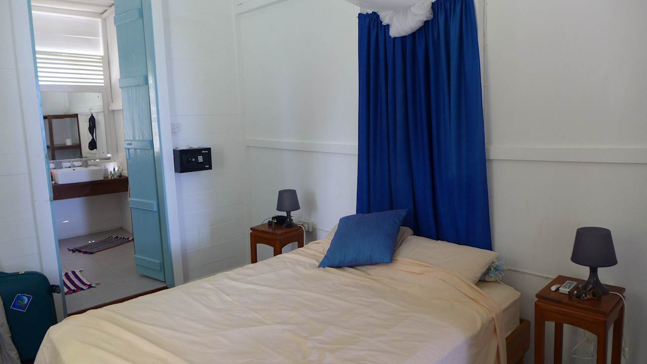 Schlafzimmer mit Tür zum Bad Guesthouse The Beach House