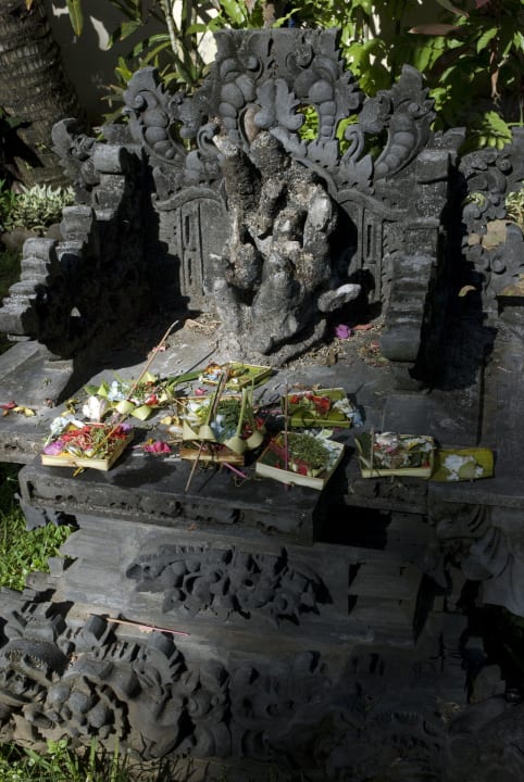 Tempel neben unserem Bungalow Alam Anda Ocean Front Resort & Spa