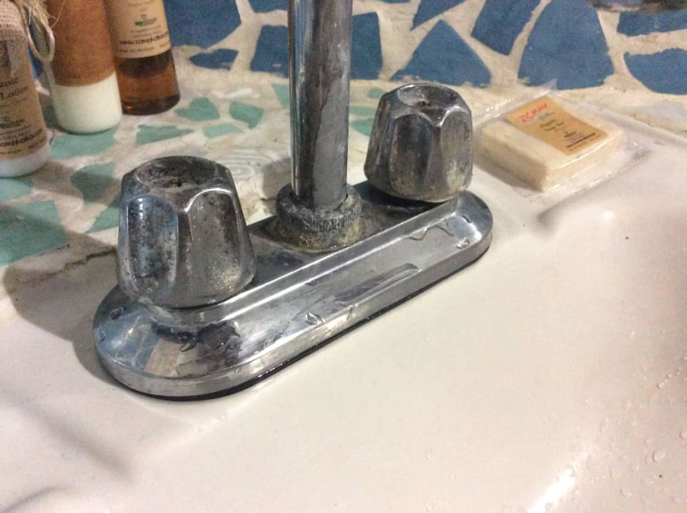 Verdreckte und verrostete Armatur Hotel Zomay Holbox