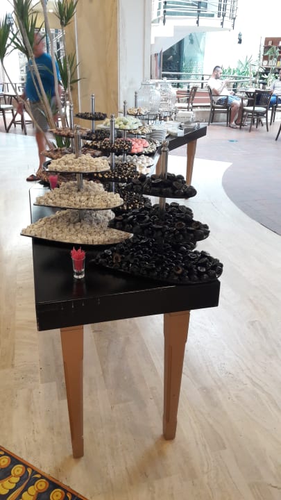 Snacks in der Hotellobby Salamis Bay Conti Resort Hotel & Casino