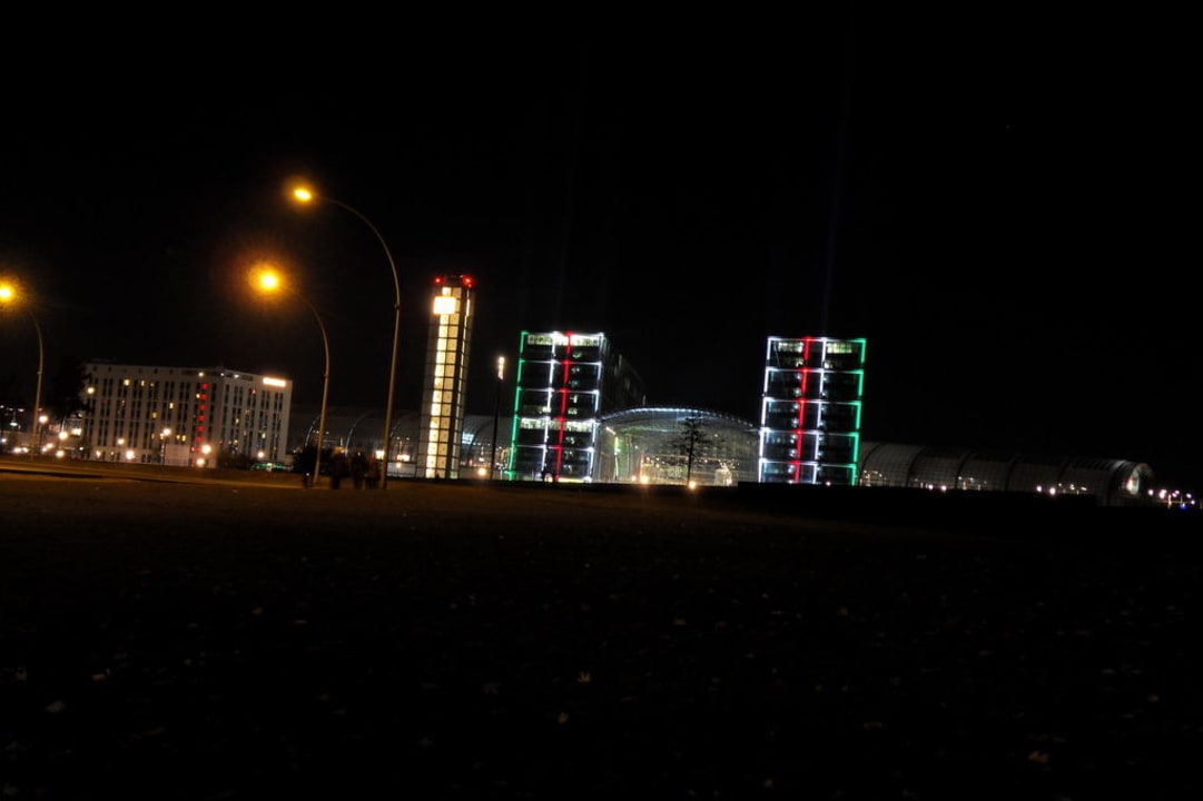 HBF und Hotel bei Nacht MEININGER Hotel Berlin Hauptbahnhof