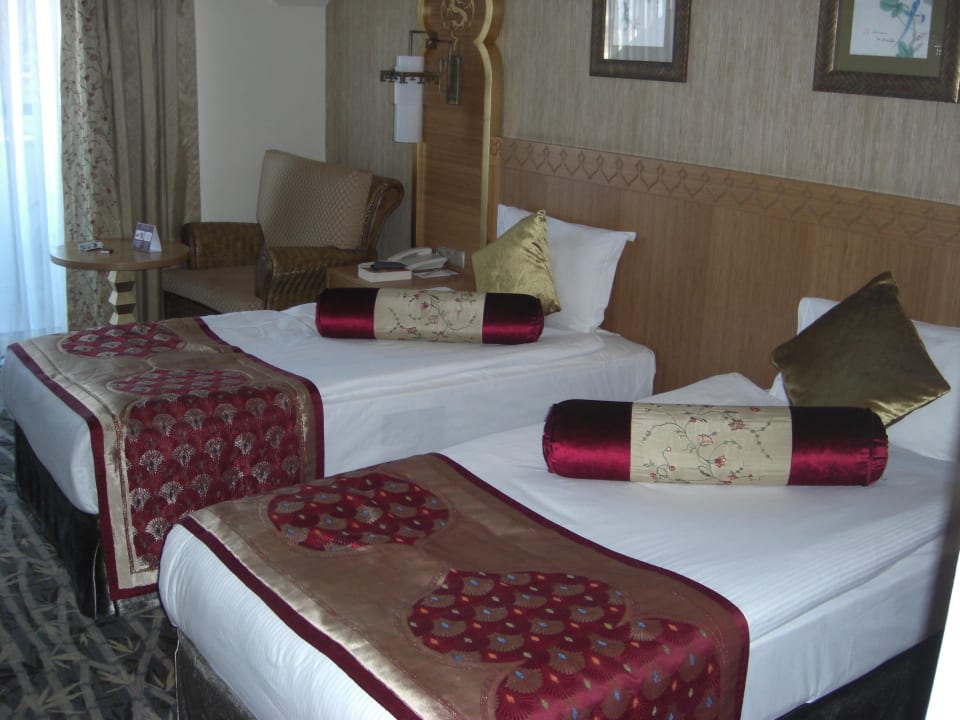 Zwei Betten im Superior Zimmer unten Hotel Royal Dragon