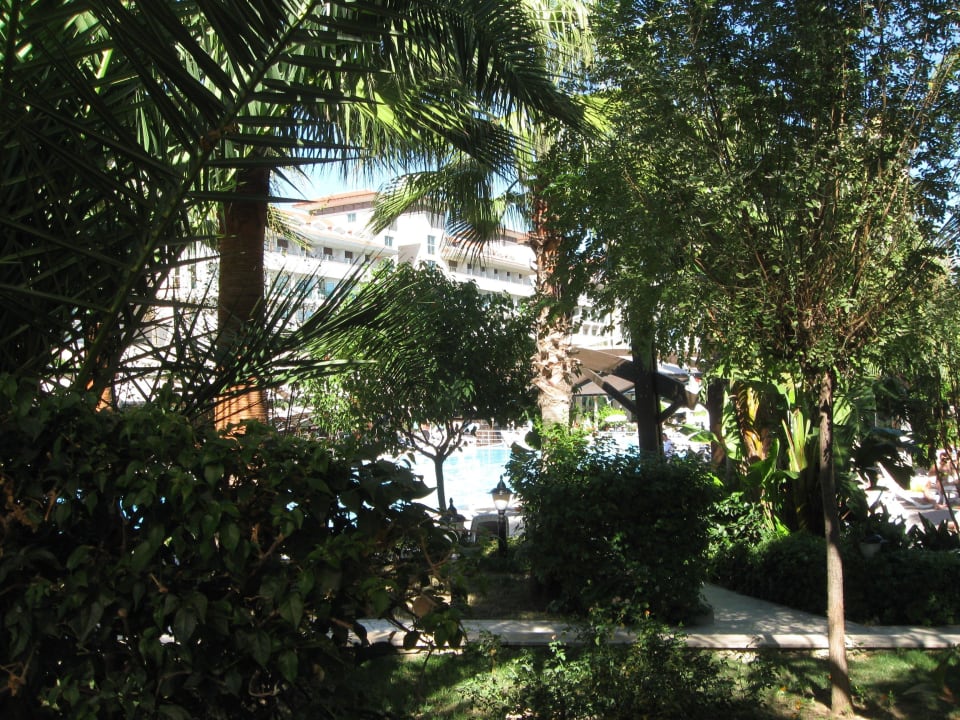 Palmengarten vor dem Hotel Aydinbey Kings Palace & Spa