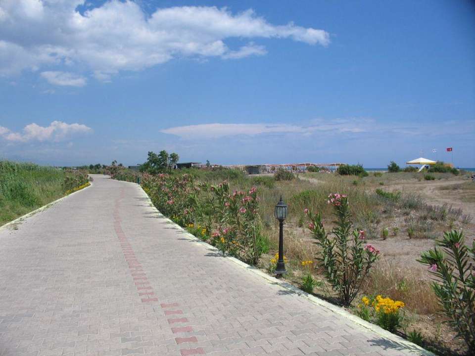 Weg vom Hotel zum Strand Crystal Paraiso Aqua Collection