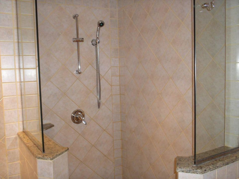 Die riesige Eck-Glas-Dusche unseres Zimmers ROBINSON SOMA BAY