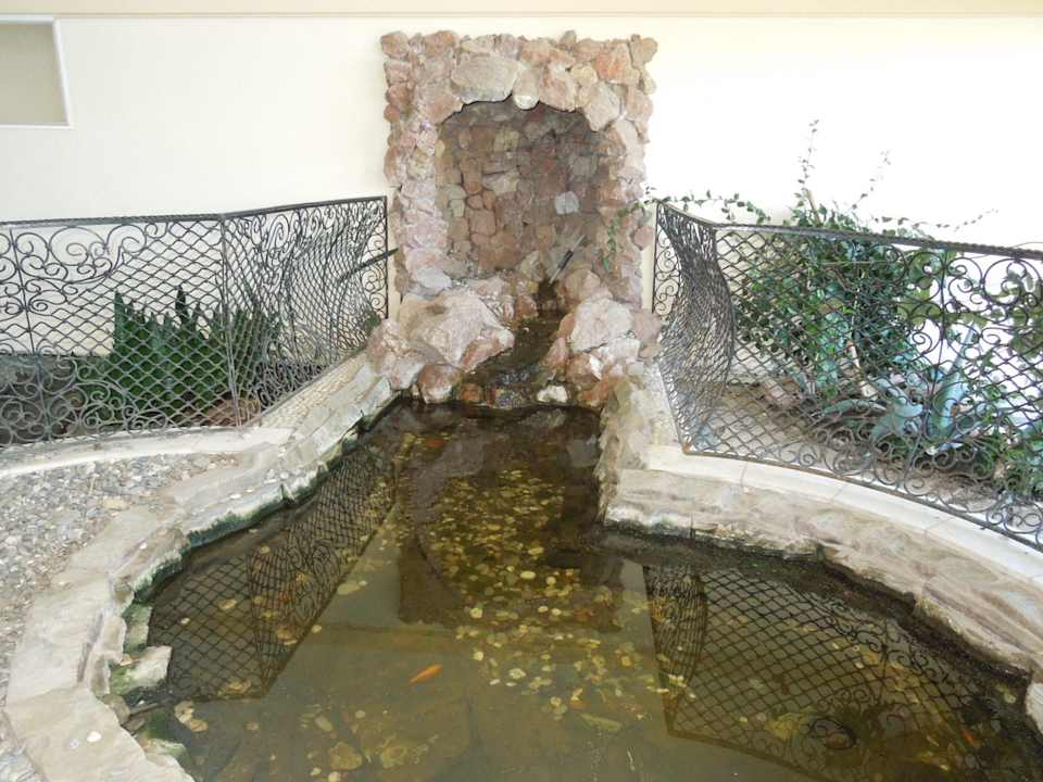 Крокодил на входе в отель Hotel Planeta