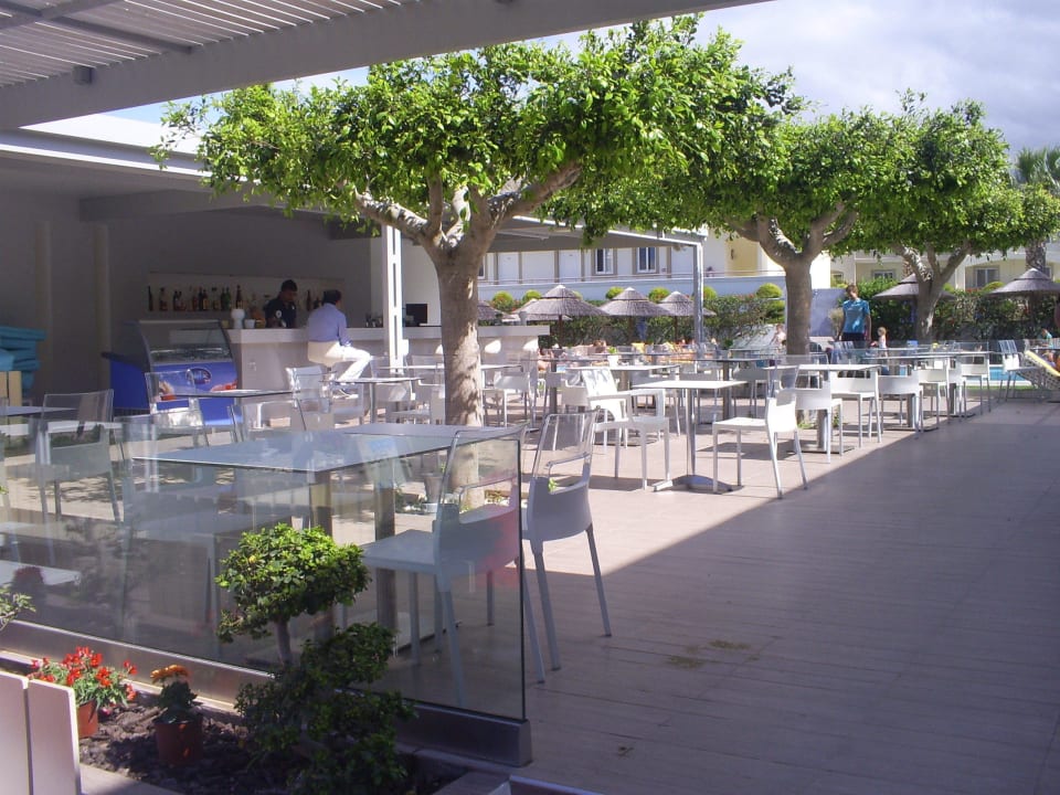 Bar bij zwembad en terras achter het hotel ananea Kos