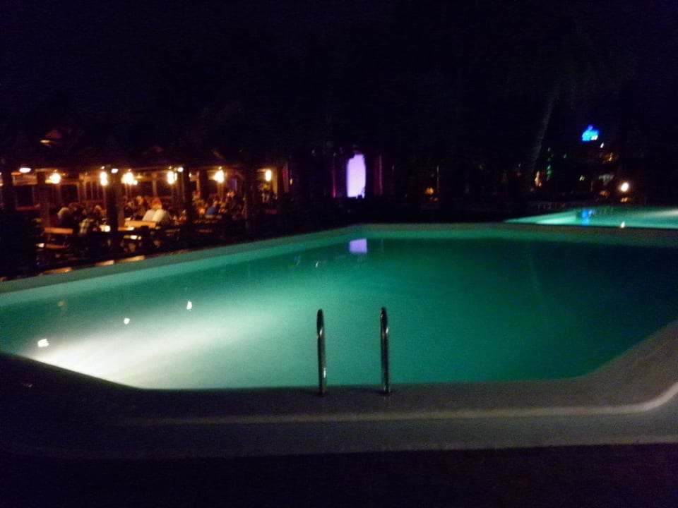 Pool bei Nacht HL Miraflor Suites Hotel