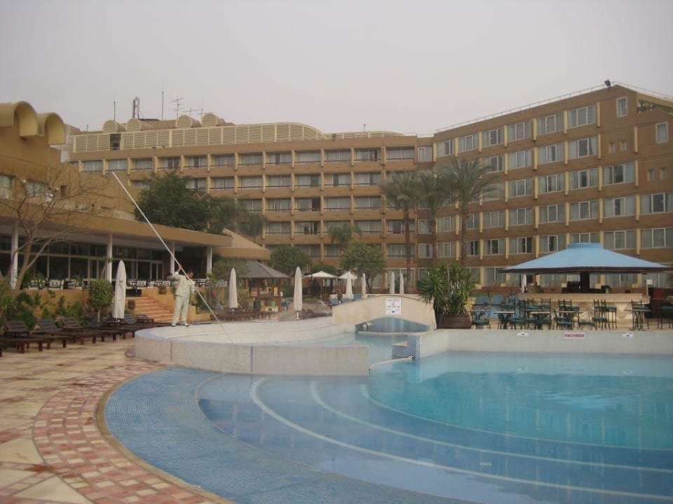 Pool mit Innenhofansicht Le Meridien Pyramids