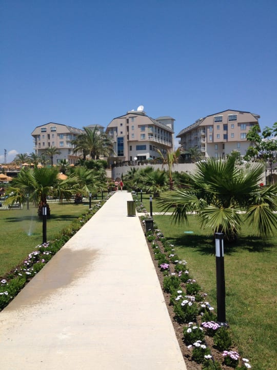 Weg zum Strand mit Blick zum Hotel Hotel Novum Garden Side