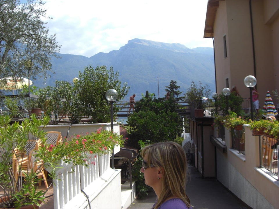 Blick vom Poolbereich zum See Hotel Garda Bellevue