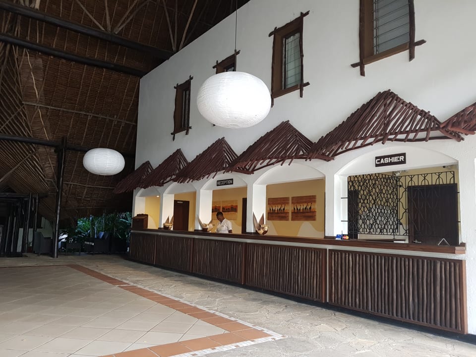 Lobby Bahari Beach Hotel