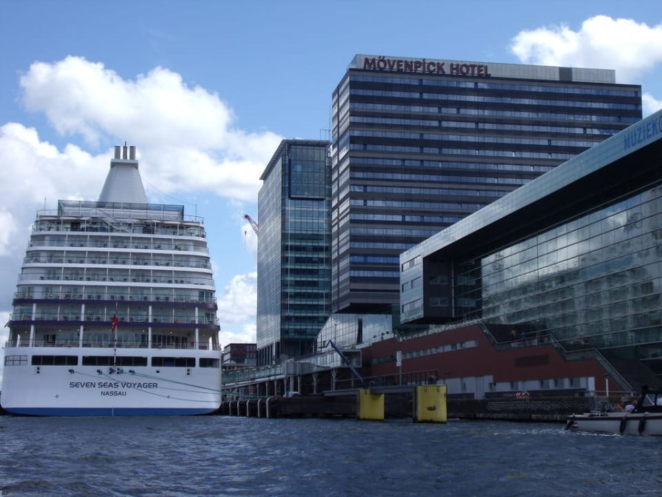 Hotelansicht mit Kreuzfahrtschiff Mövenpick Hotel Amsterdam City Centre