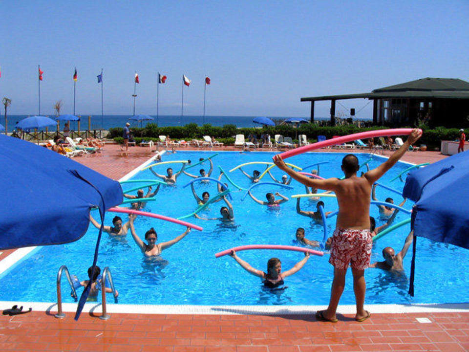 Piscina durante le attività Hotel Villaggio Calanovellamare
