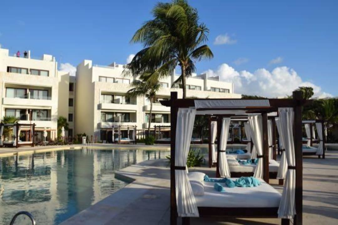 Pool mit Betten Akumal Bay Beach & Wellness Resort