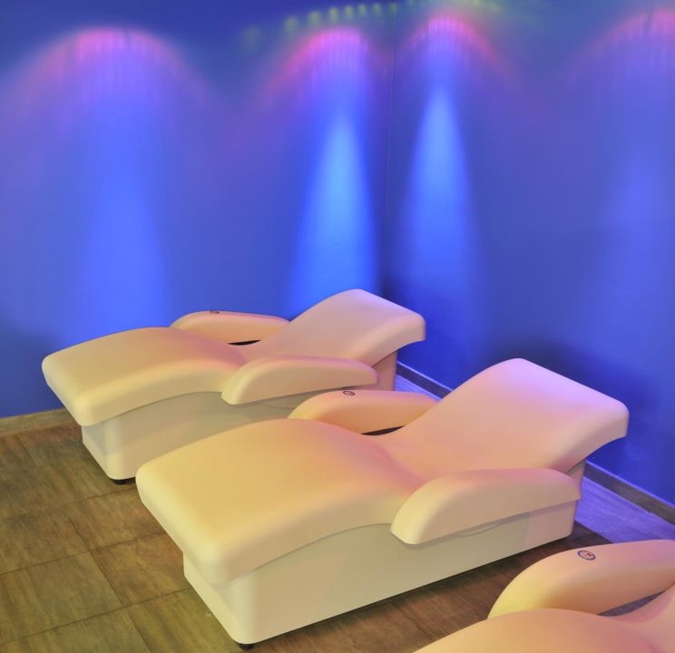 Tumbonas térmicas zona spa Hotel GHT Aquarium & Spa