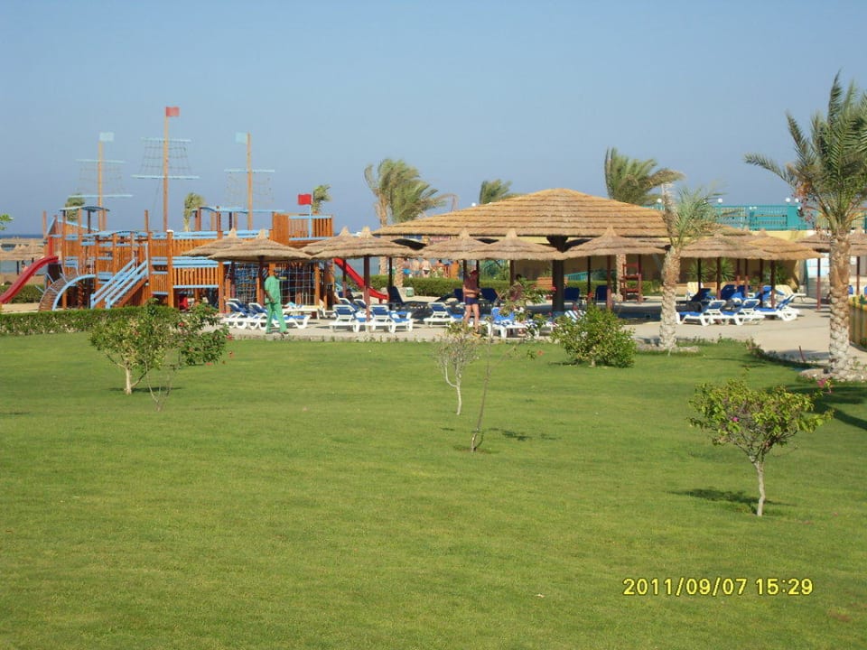 Ogród przed zjeżdżalniami Hotel Titanic Palace