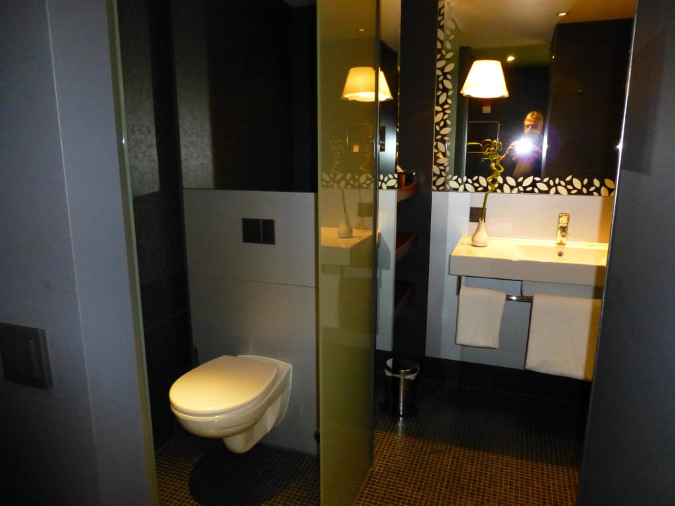 Bad mit WC Mövenpick Hotel Stuttgart Airport
