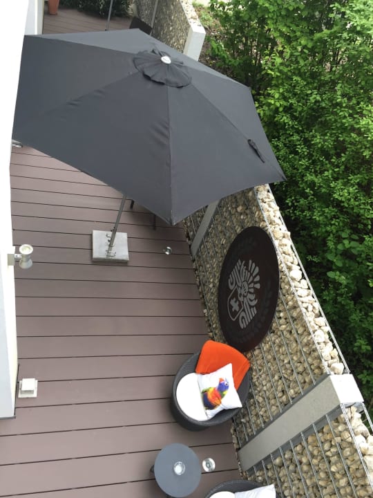 Blick vom Zimmer auf den Außenbereich BLOCK Hotel & Living